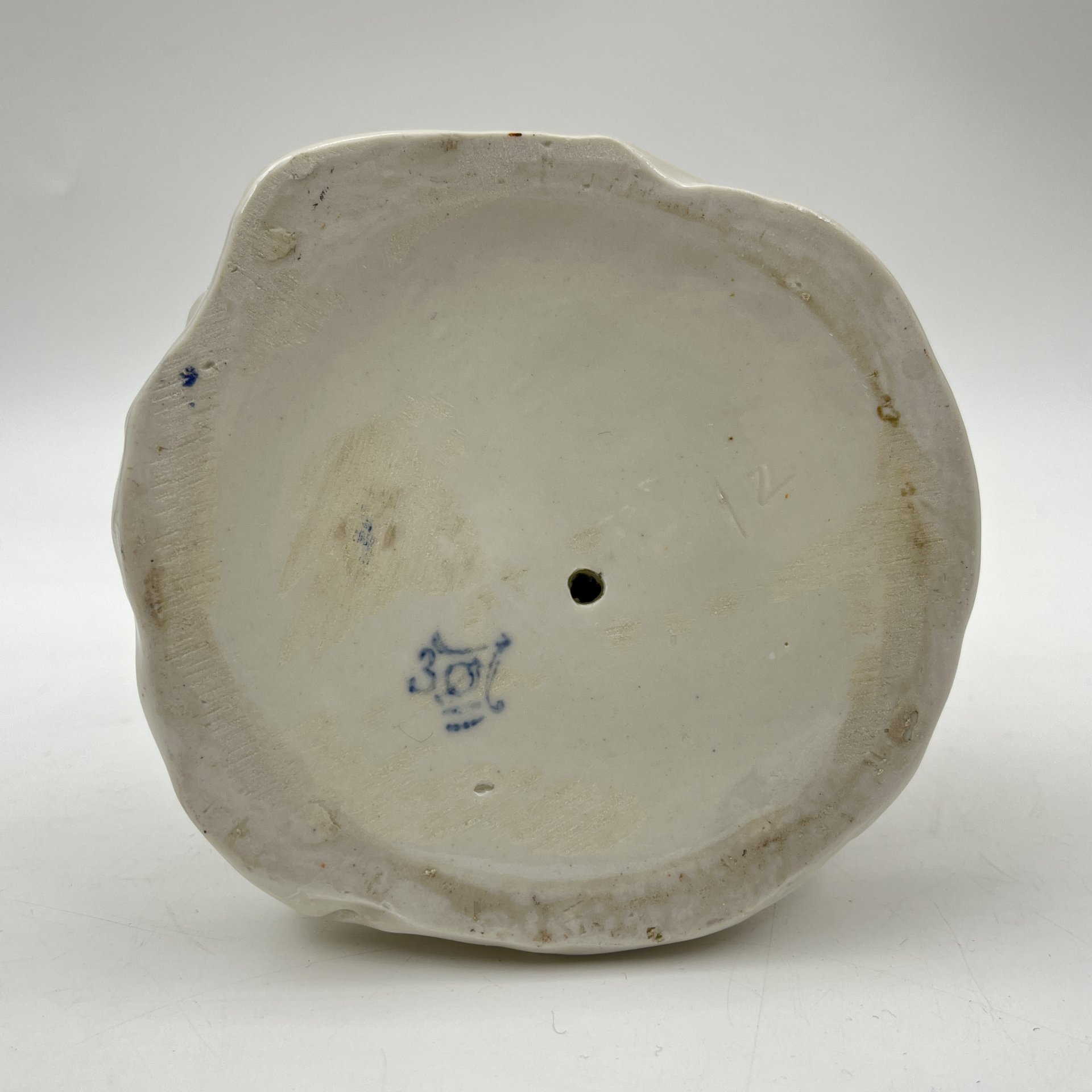 Статуэтка "Иван-царевич с царевной-лягушкой", скульптор А.А. Киселев, фарфор, роспись, люстр, золочение, Ленинградский завод фарфоровых изделий (ЛЗФИ), СССР, 1956-1967 гг.