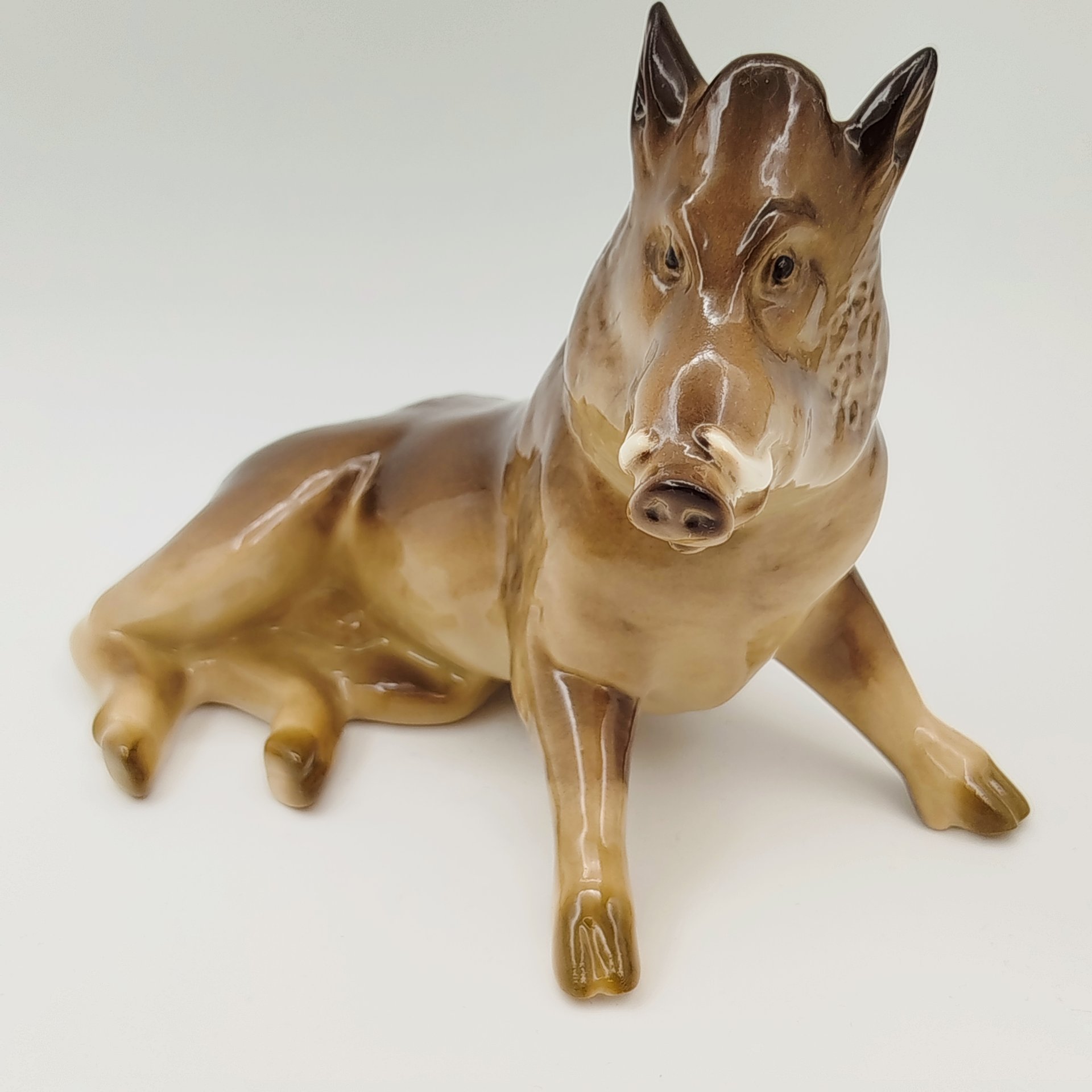 Статуэтка "Вепрь" ("Кабан"), скульптор М.Ю. Никольская, фарфор, роспись, аэрография, Ленинградский фарфоровый завод (ЛФЗ), Российская Федерация, 1991-2005 гг.