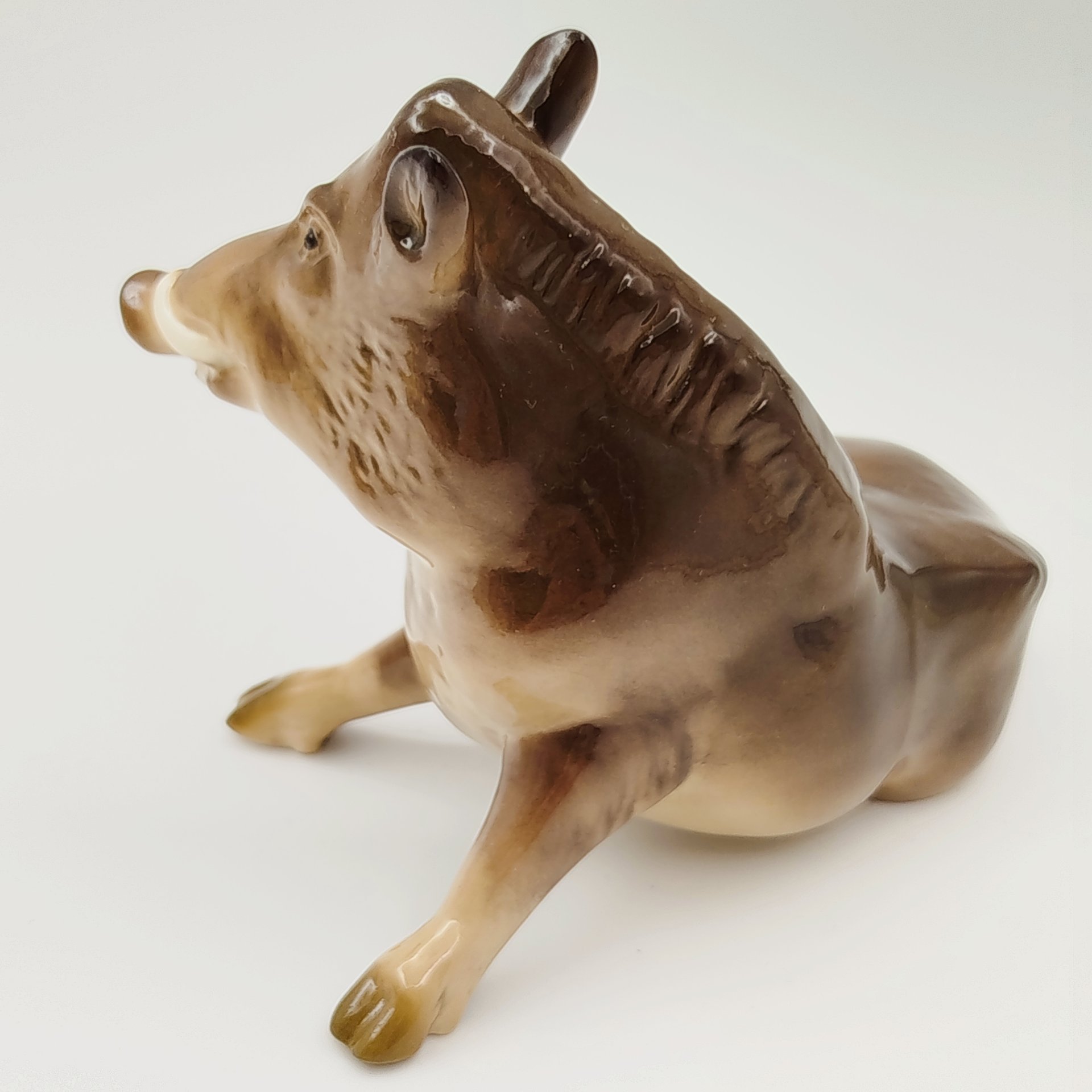 Статуэтка "Вепрь" ("Кабан"), скульптор М.Ю. Никольская, фарфор, роспись, аэрография, Ленинградский фарфоровый завод (ЛФЗ), Российская Федерация, 1991-2005 гг.