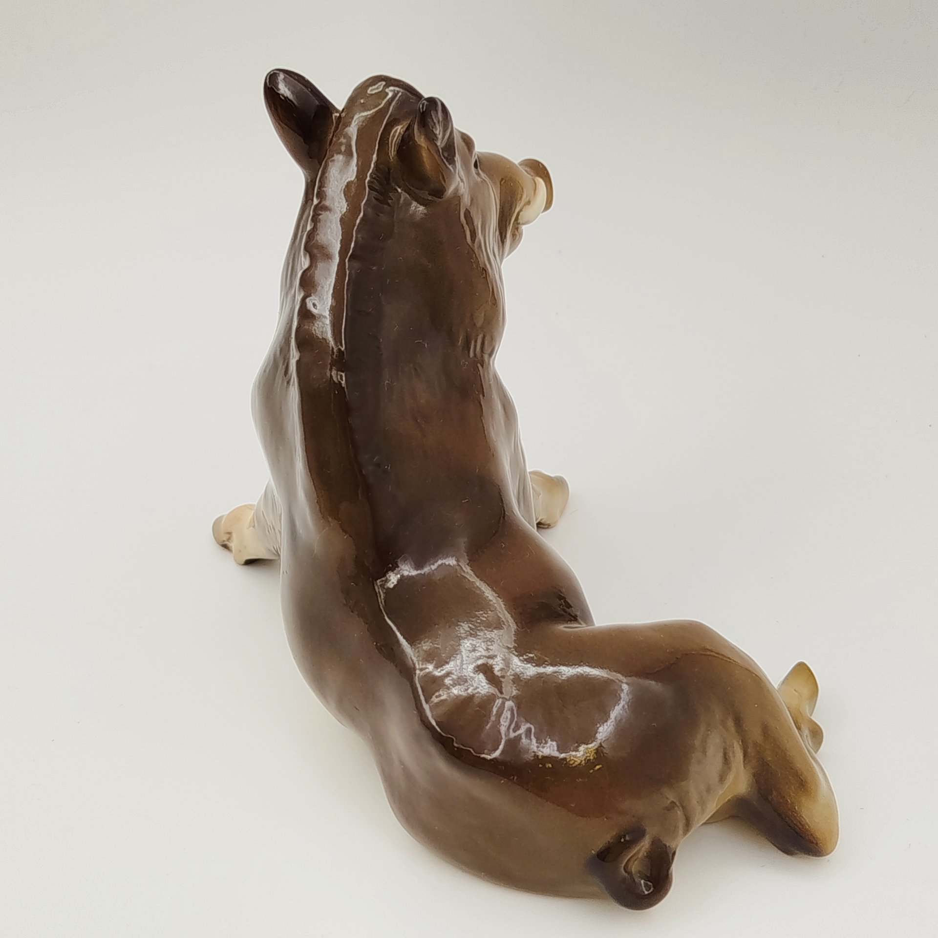 Статуэтка "Вепрь" ("Кабан"), скульптор М.Ю. Никольская, фарфор, роспись, аэрография, Ленинградский фарфоровый завод (ЛФЗ), Российская Федерация, 1991-2005 гг.