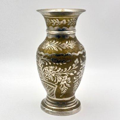 Ваза с растительным декором в восточном стиле