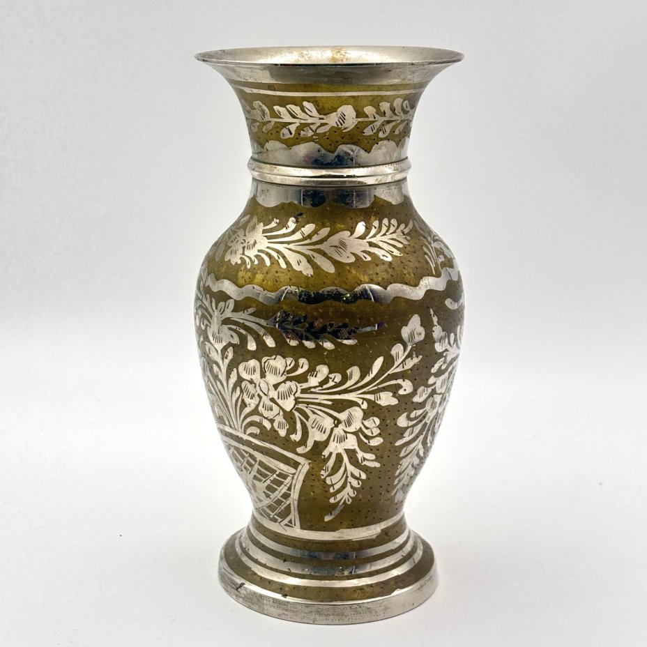 Ваза с растительным декором в восточном стиле