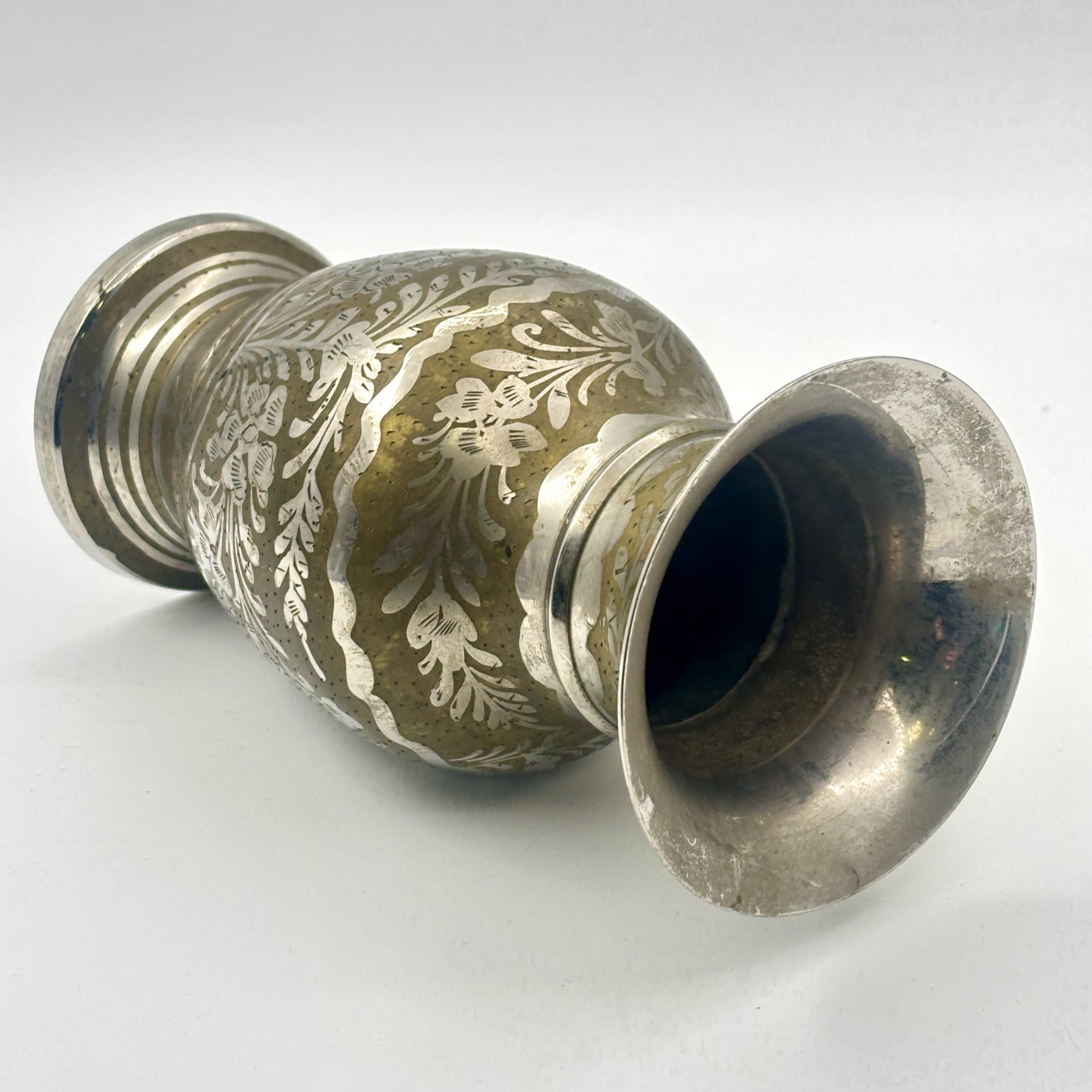 Ваза с растительным декором в восточном стиле