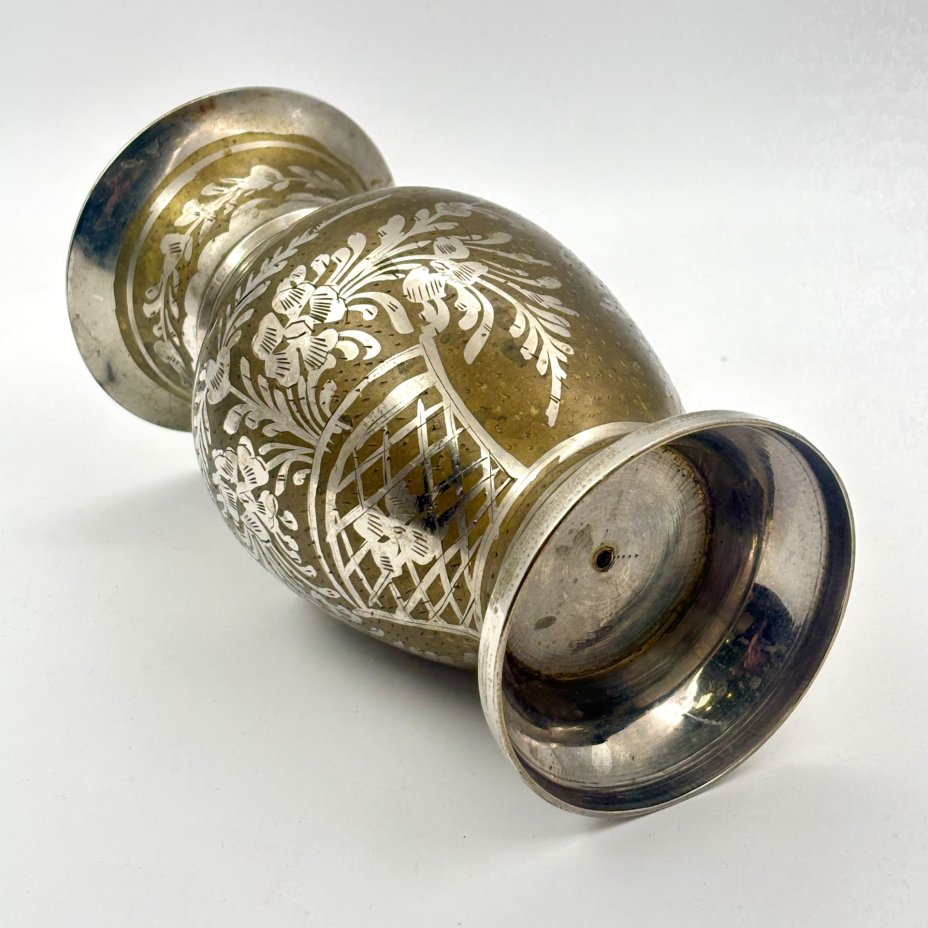 Ваза с растительным декором в восточном стиле