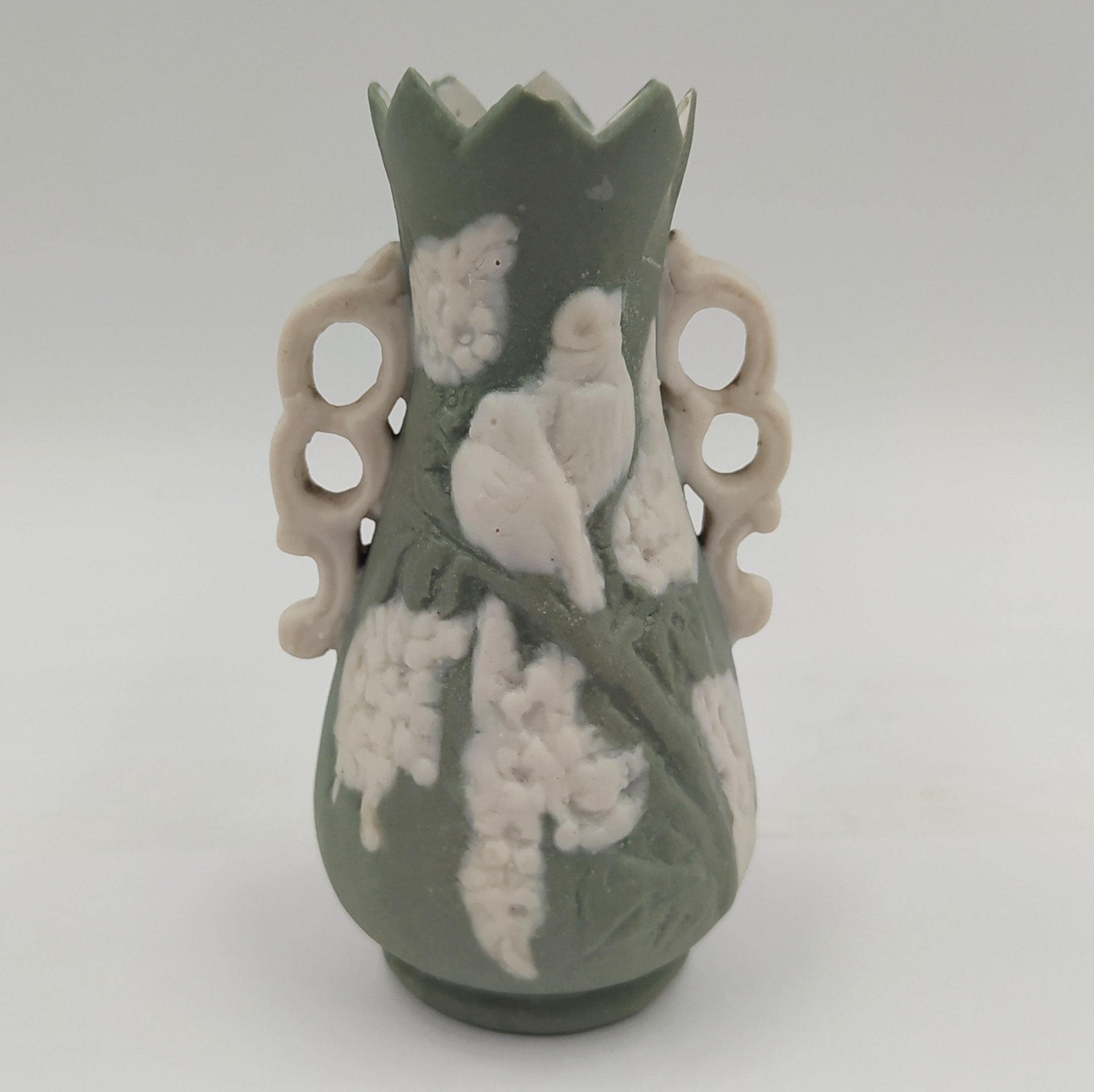 Вазочка миниатюрная с изображением птиц и фигурными ручками, бисквит, крытье, Дмитровский фарфоровый завод (ДФЗ Вербилки), СССР, 1920-1930 гг.