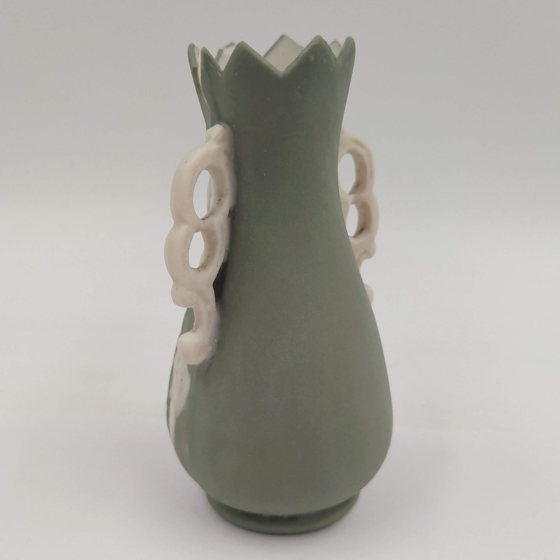 Вазочка миниатюрная с изображением птиц и фигурными ручками, бисквит, крытье, Дмитровский фарфоровый завод (ДФЗ Вербилки), СССР, 1920-1930 гг.