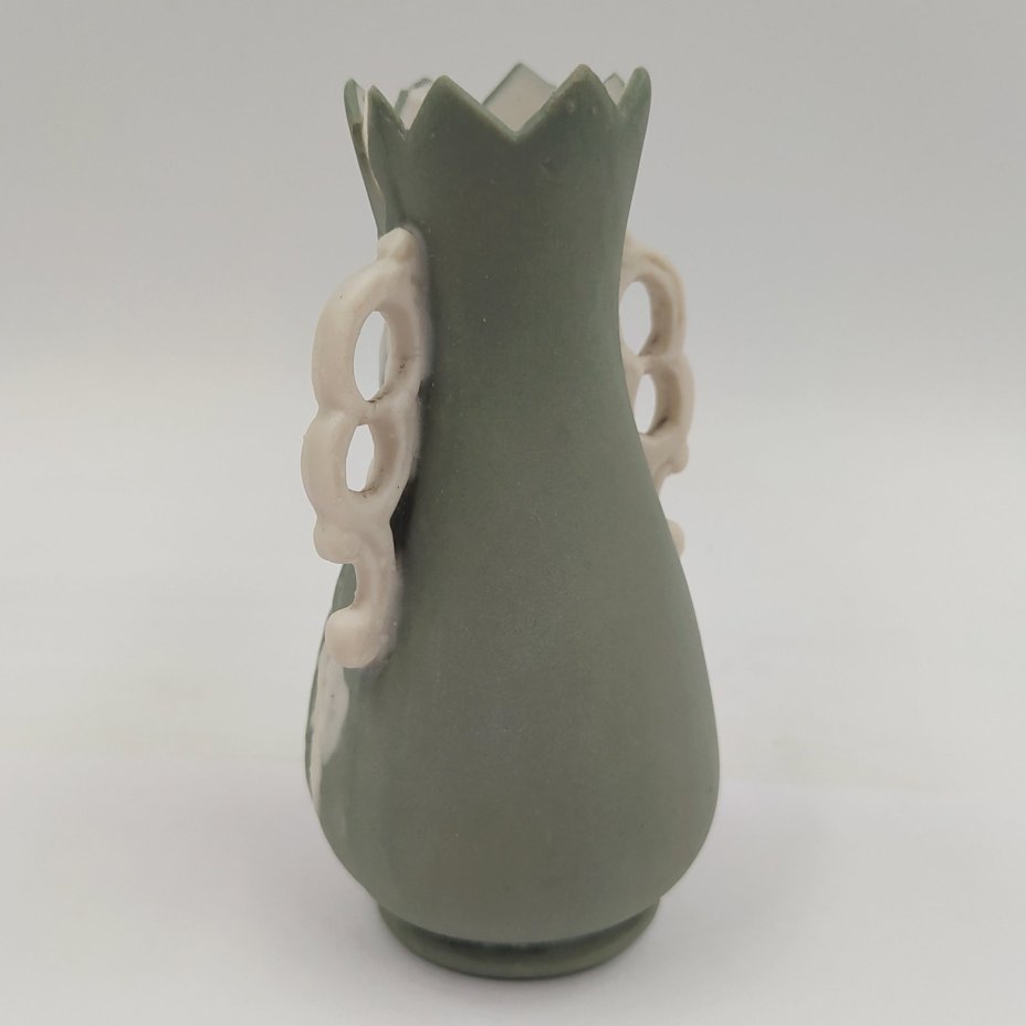 Вазочка миниатюрная с изображением птиц и фигурными ручками, бисквит, крытье, Дмитровский фарфоровый завод (ДФЗ Вербилки), СССР, 1920-1930 гг.