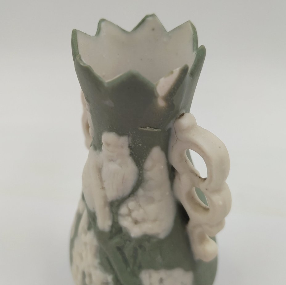 Вазочка миниатюрная с изображением птиц и фигурными ручками, бисквит, крытье, Дмитровский фарфоровый завод (ДФЗ Вербилки), СССР, 1920-1930 гг.