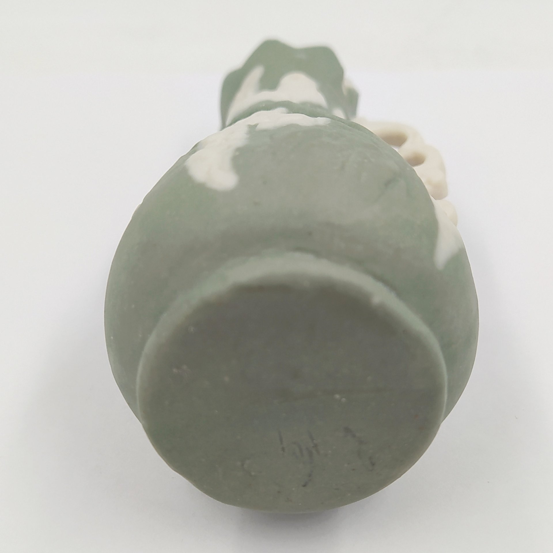 Вазочка миниатюрная с изображением птиц и фигурными ручками, бисквит, крытье, Дмитровский фарфоровый завод (ДФЗ Вербилки), СССР, 1920-1930 гг.