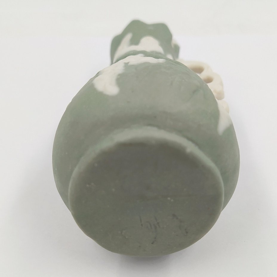 Вазочка миниатюрная с изображением птиц и фигурными ручками, бисквит, крытье, Дмитровский фарфоровый завод (ДФЗ Вербилки), СССР, 1920-1930 гг.