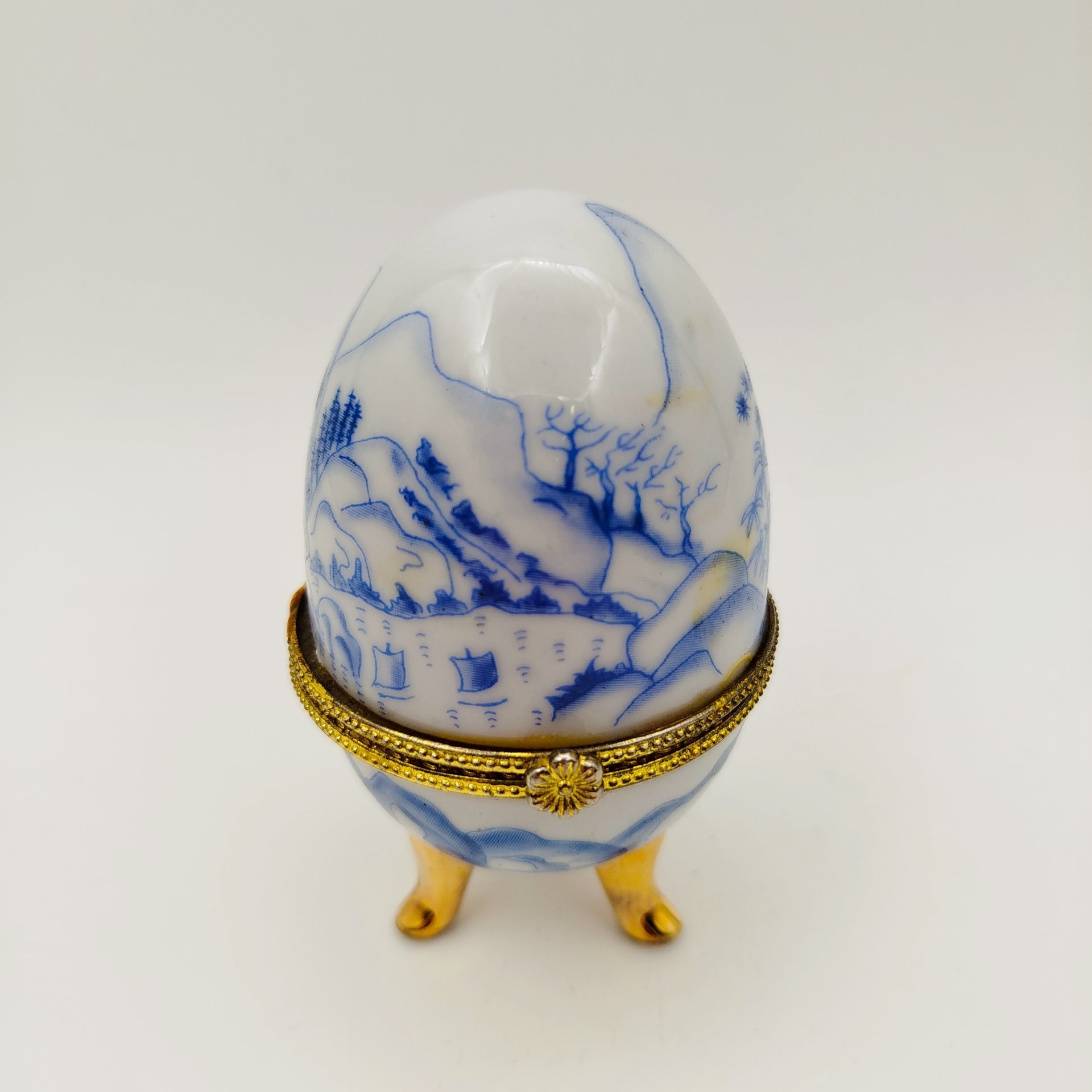 Шкатулка в форме яйца, украшенная изображением восточного пейзажа, фарфор, деколь, золочение, Азия, 2000-2015 гг.