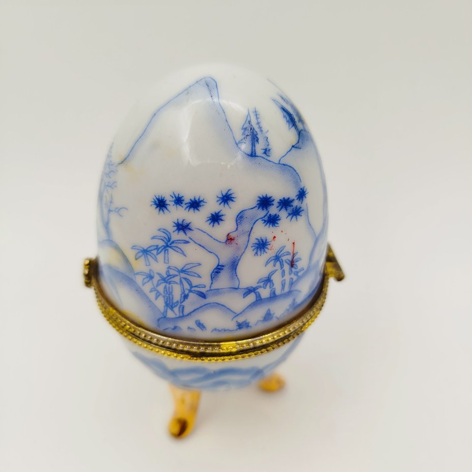 Шкатулка в форме яйца, украшенная изображением восточного пейзажа