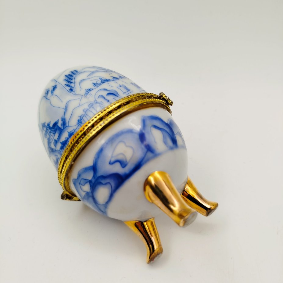 Шкатулка в форме яйца, украшенная изображением восточного пейзажа