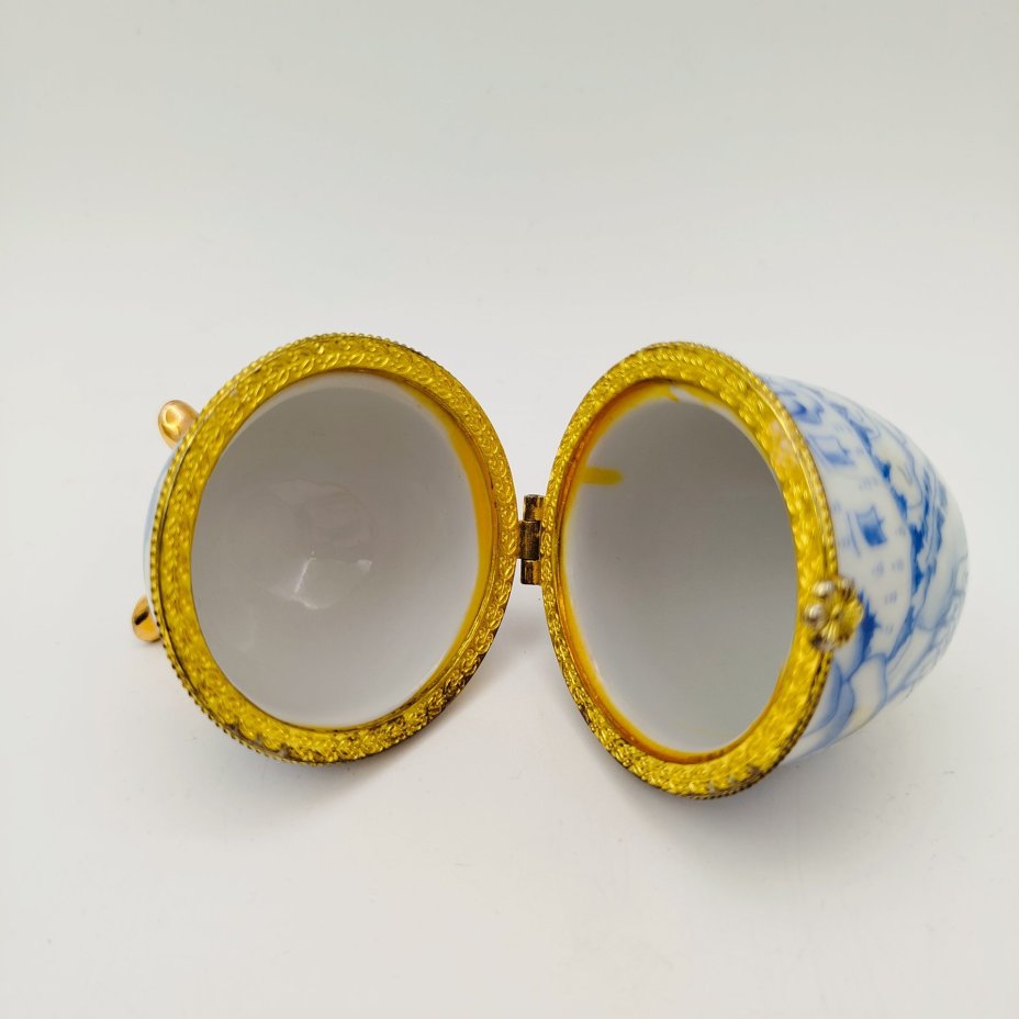 Шкатулка в форме яйца, украшенная изображением восточного пейзажа