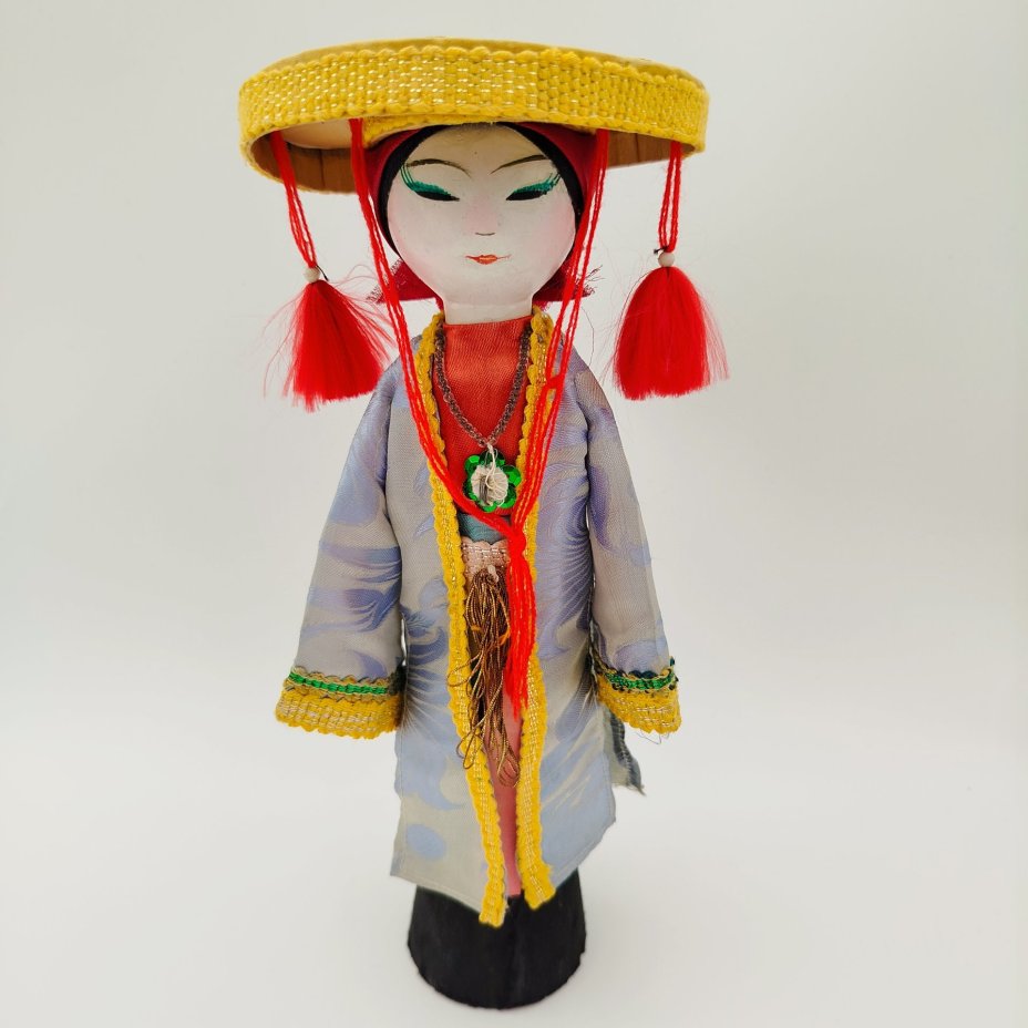 Кукла интерьерная "Девушка в национальном костюме", дерево, ткань, роспись, Азия, 1980-2000 гг.