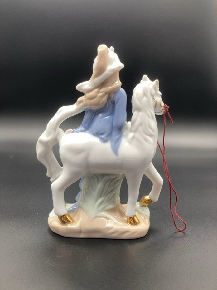 Статуэтка "Девушка с конем"
