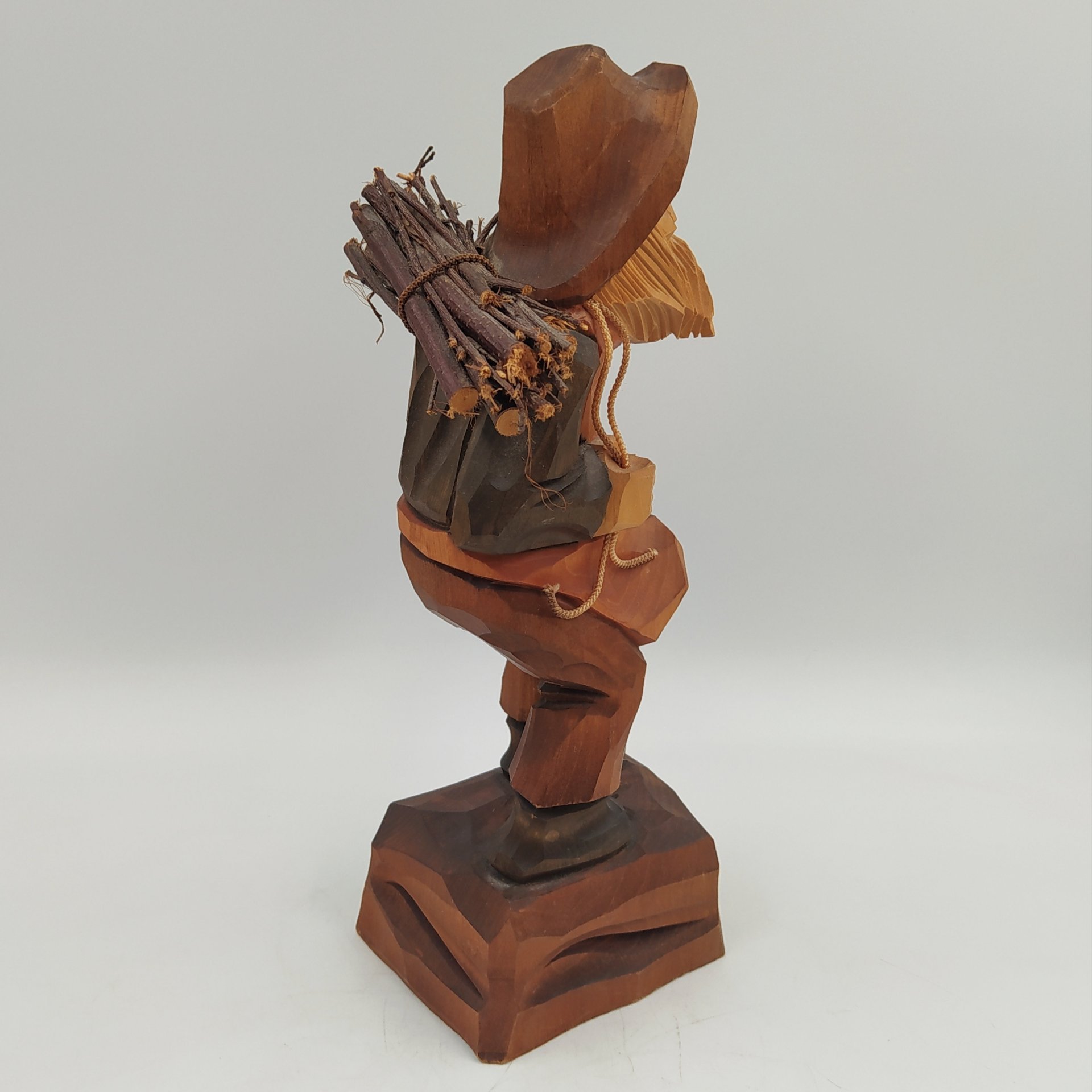 Статуэтка "Старик с хворостом", дерево, резьба, Россия, 1980-2000 гг.