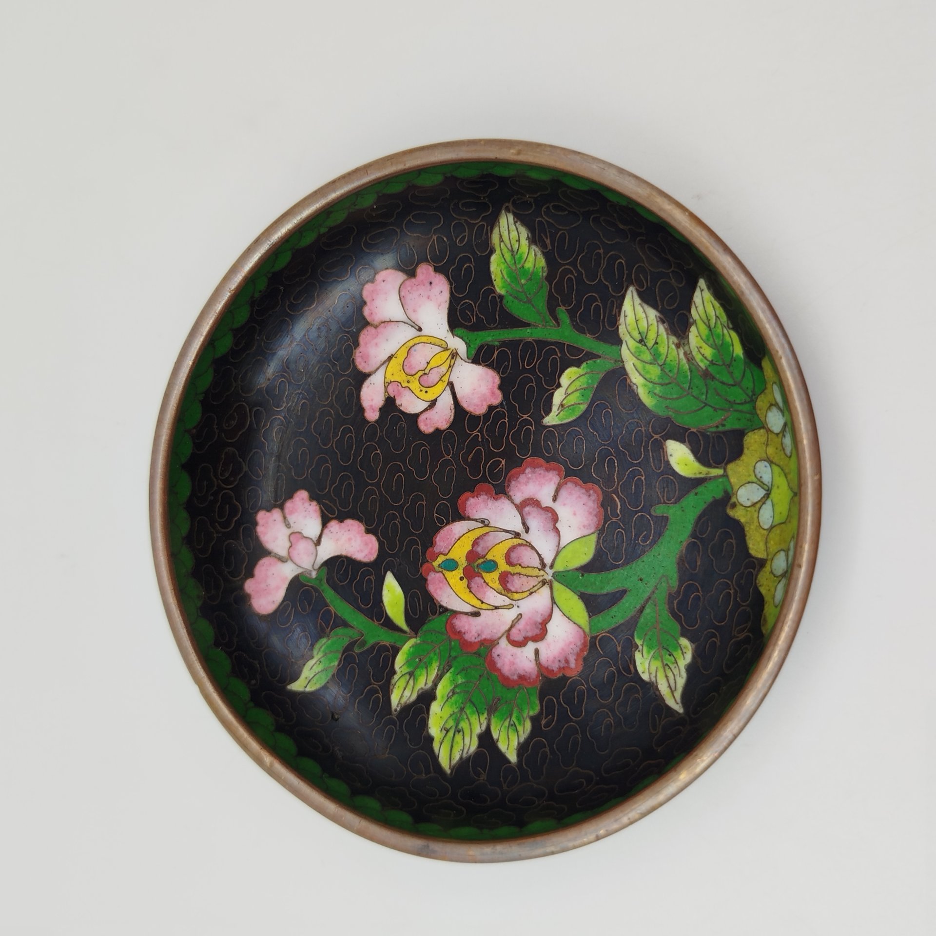 Розетка с цветочным декором на черном облачном фоне, выполненная в технике клуазоне, латунь, перегородчатая эмаль, Китай, 1950-1970 гг.
