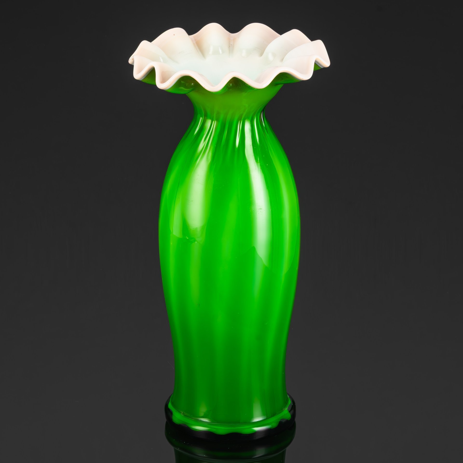 Ваза "Калинка" зеленого оттенка с фестончатым краем, автор Кучинская Людмила Александровна, стекло, (сульфидное), гутная техника, Стекольный завод «Красный май», СССР, 1960-1970 гг.