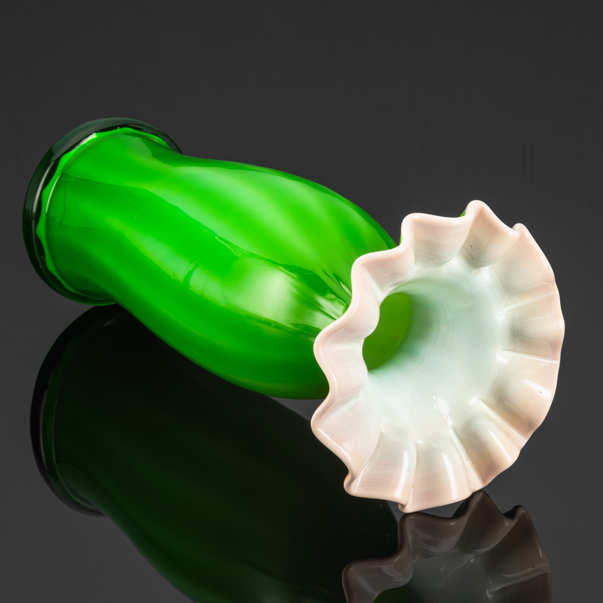 Ваза "Калинка" зеленого оттенка с фестончатым краем, автор Кучинская Людмила Александровна, стекло, (сульфидное), гутная техника, Стекольный завод «Красный май», СССР, 1960-1970 гг.