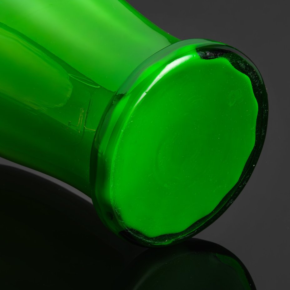 Ваза "Калинка" зеленого оттенка с фестончатым краем, автор Кучинская Людмила Александровна, стекло, (сульфидное), гутная техника, Стекольный завод «Красный май», СССР, 1960-1970 гг.