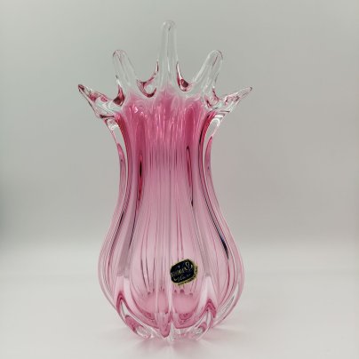 Вазы светло-розового оттенка, выполненная в гутной технике, цветное стекло, гутная техница, Bohemia Crystal (Bohemia Glass), Чехия, 1991-2000 гг.