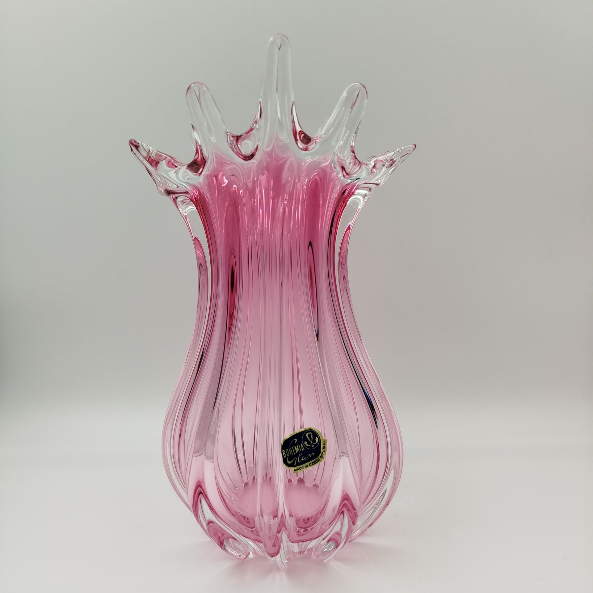 Вазы светло-розового оттенка, выполненная в гутной технике, цветное стекло, гутная техница, Bohemia Crystal (Bohemia Glass), Чехия, 1991-2000 гг.