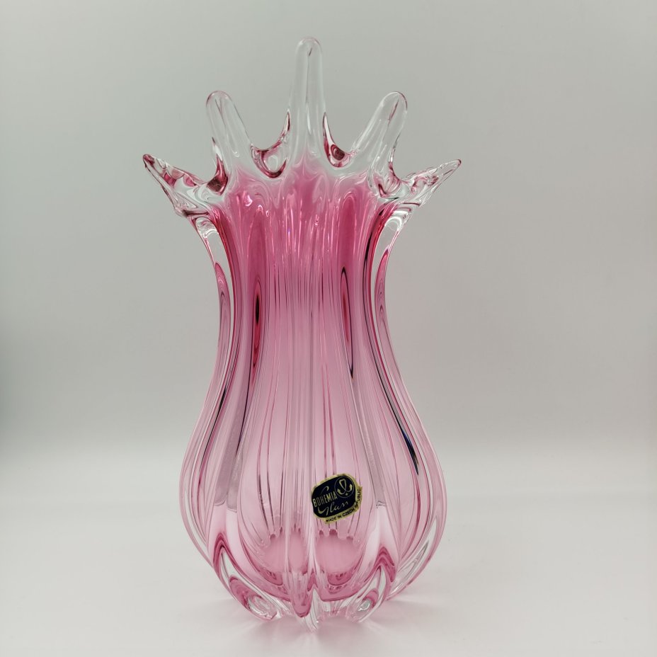 Вазы светло-розового оттенка, выполненная в гутной технике, цветное стекло, гутная техница, Bohemia Crystal (Bohemia Glass), Чехия, 1991-2000 гг.