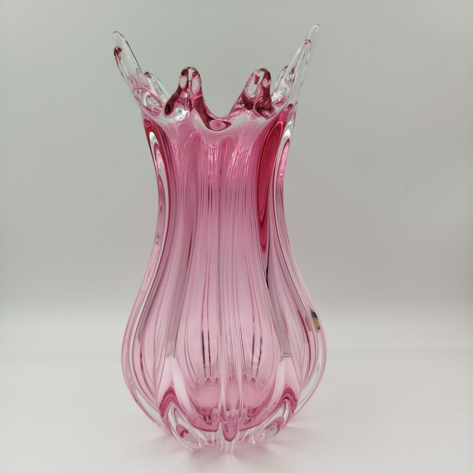 Вазы светло-розового оттенка, выполненная в гутной технике, цветное стекло, гутная техница, Bohemia Crystal (Bohemia Glass), Чехия, 1991-2000 гг.