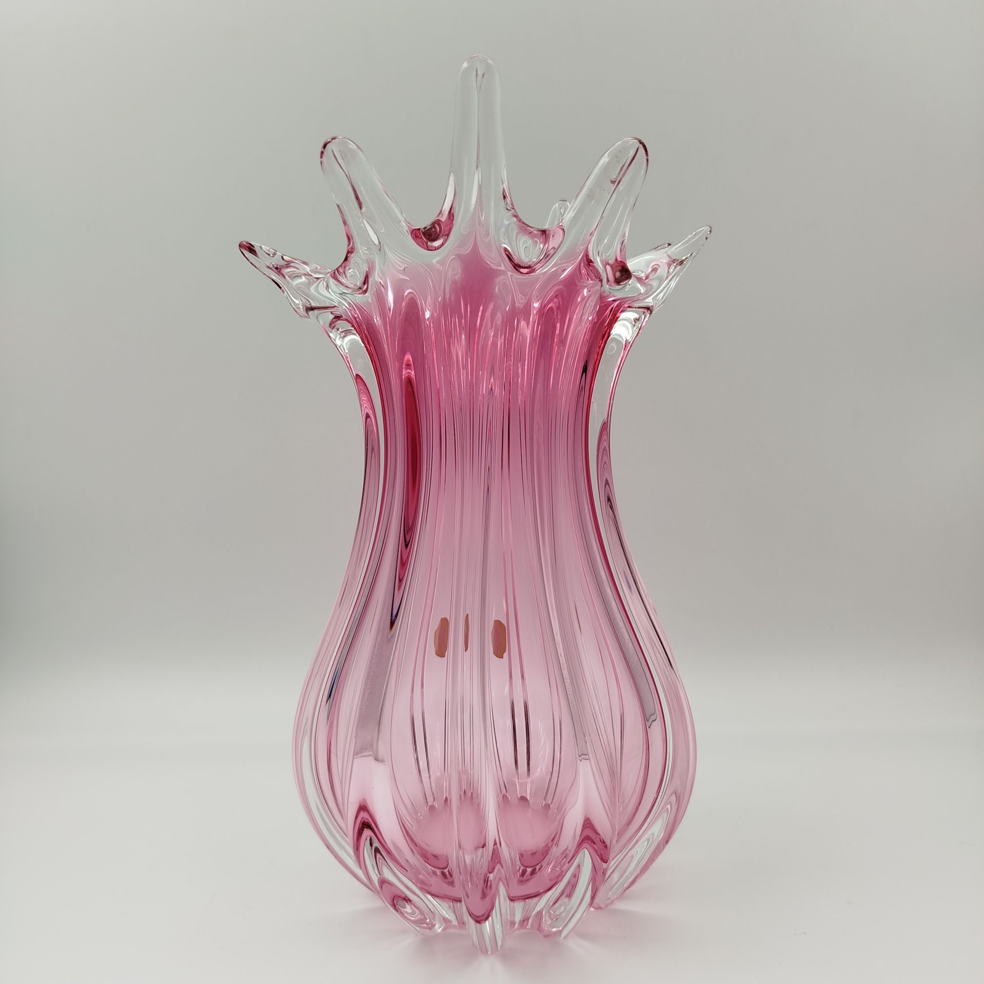 Вазы светло-розового оттенка, выполненная в гутной технике, цветное стекло, гутная техница, Bohemia Crystal (Bohemia Glass), Чехия, 1991-2000 гг.