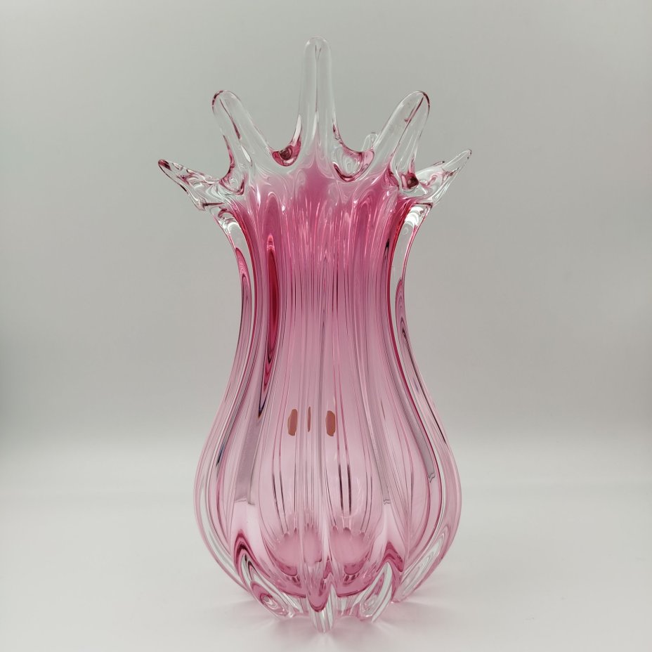 Вазы светло-розового оттенка, выполненная в гутной технике, цветное стекло, гутная техница, Bohemia Crystal (Bohemia Glass), Чехия, 1991-2000 гг.