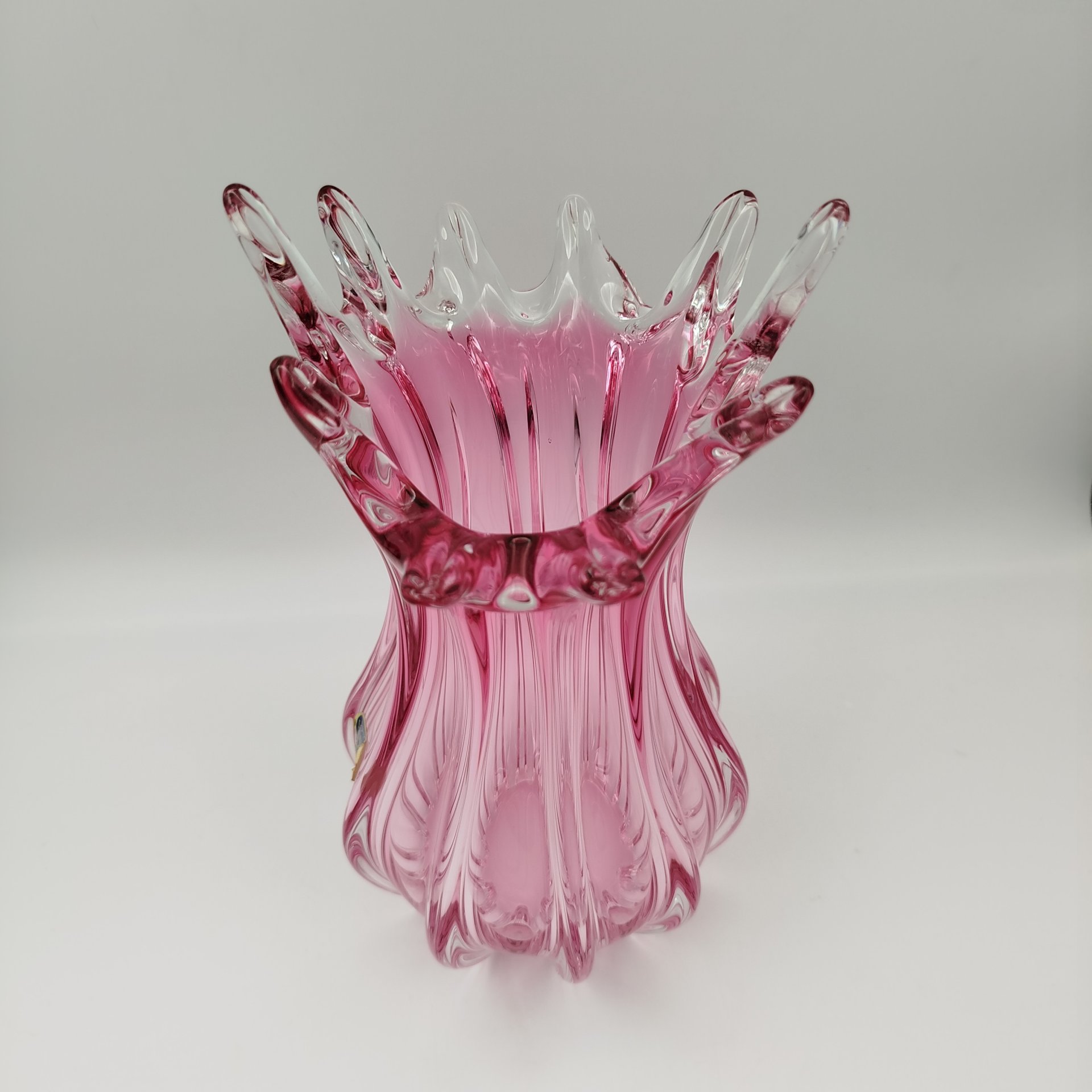 Вазы светло-розового оттенка, выполненная в гутной технике, цветное стекло, гутная техница, Bohemia Crystal (Bohemia Glass), Чехия, 1991-2000 гг.