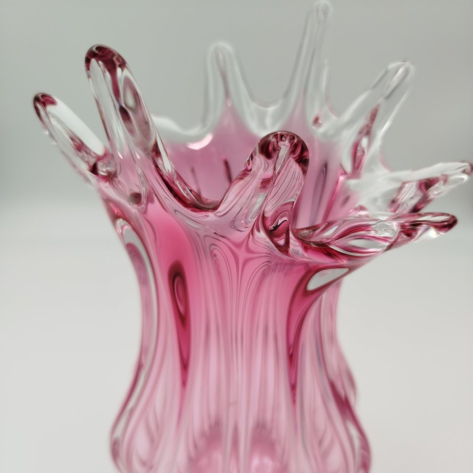 Вазы светло-розового оттенка, выполненная в гутной технике, цветное стекло, гутная техница, Bohemia Crystal (Bohemia Glass), Чехия, 1991-2000 гг.