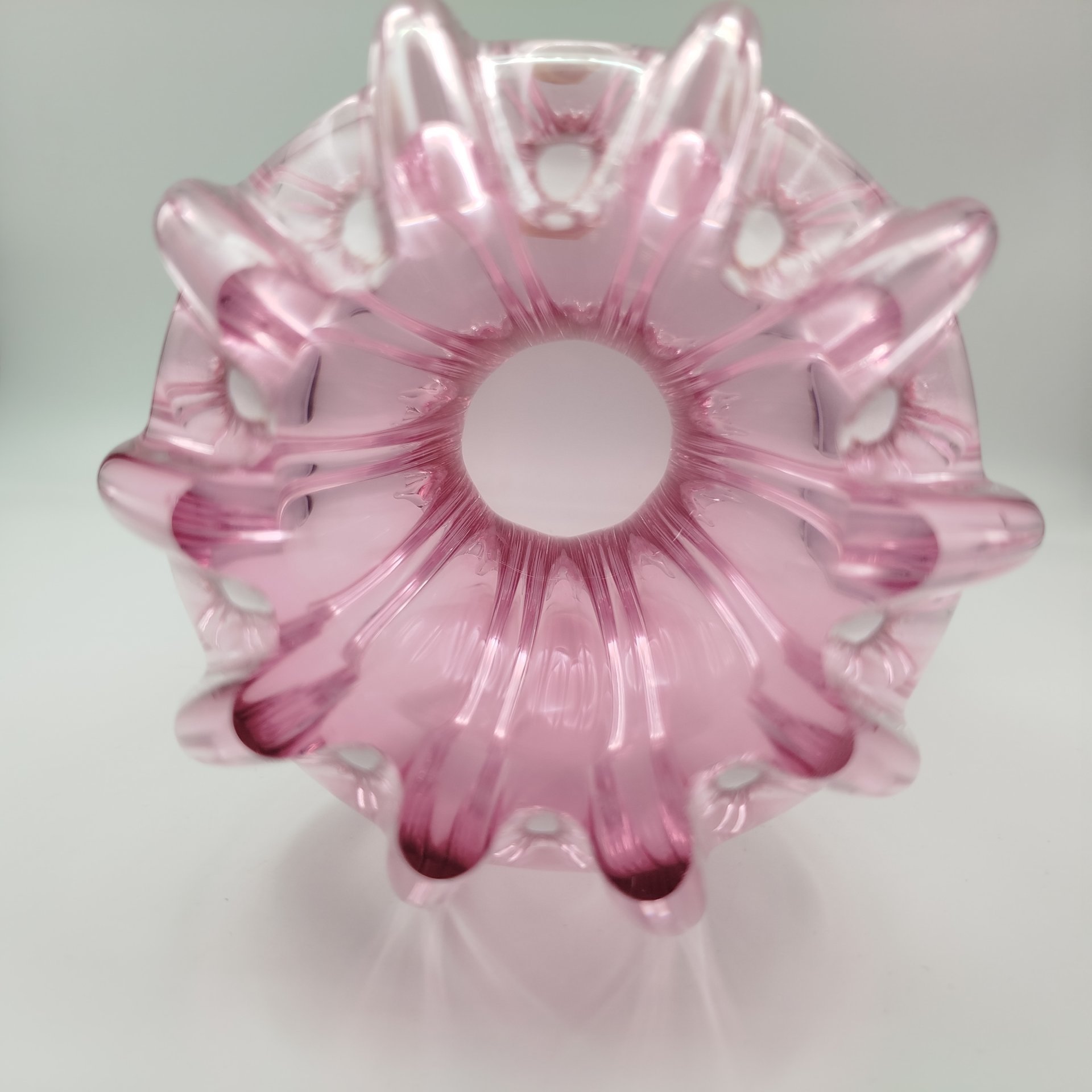 Вазы светло-розового оттенка, выполненная в гутной технике, цветное стекло, гутная техница, Bohemia Crystal (Bohemia Glass), Чехия, 1991-2000 гг.