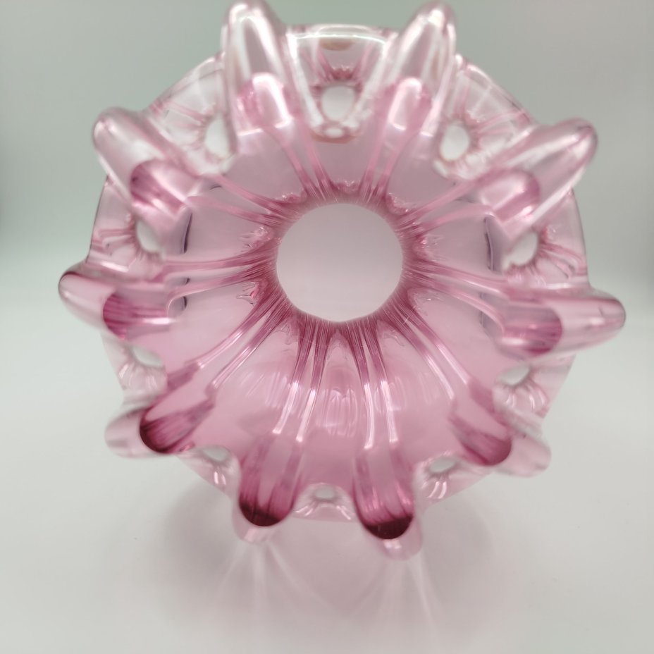 Вазы светло-розового оттенка, выполненная в гутной технике, цветное стекло, гутная техница, Bohemia Crystal (Bohemia Glass), Чехия, 1991-2000 гг.