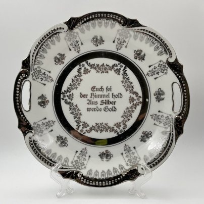 [Подарок на серебряную свадьбу] Блюдо с ручками "Euch sei der Himmel hold Aus Silber werde Gold" ("Да будут к вам милостивы небеса от серебра до золота"), фарфор, серебрение, Königszelt (Кенигзельт), Германия, 1922-1930 гг.
