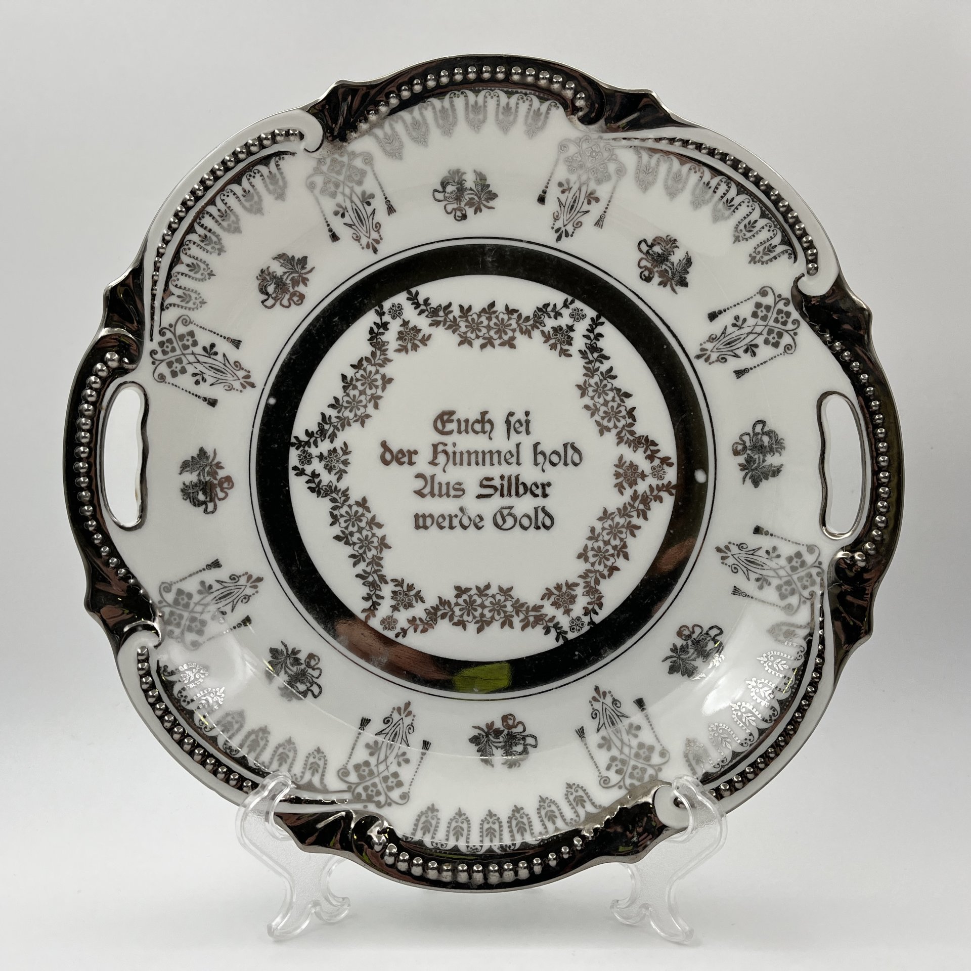[Подарок на серебряную свадьбу] Блюдо с ручками "Euch sei der Himmel hold Aus Silber werde Gold" ("Да будут к вам милостивы небеса от серебра до золота"), фарфор, серебрение, Königszelt (Кенигзельт), Германия, 1922-1930 гг.