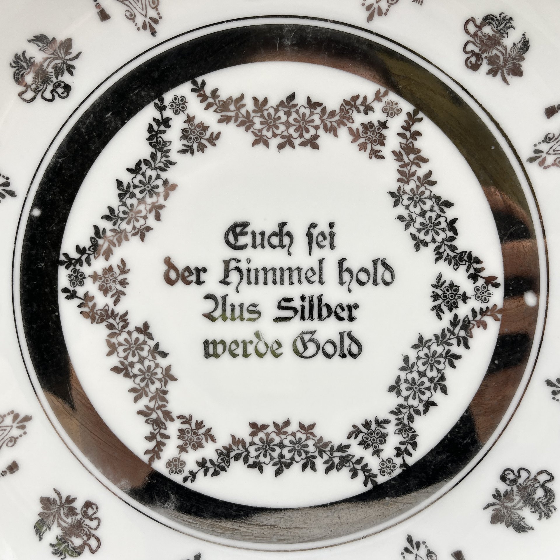 [Подарок на серебряную свадьбу] Блюдо с ручками "Euch sei der Himmel hold Aus Silber werde Gold" ("Да будут к вам милостивы небеса от серебра до золота"), фарфор, серебрение, Königszelt (Кенигзельт), Германия, 1922-1930 гг.