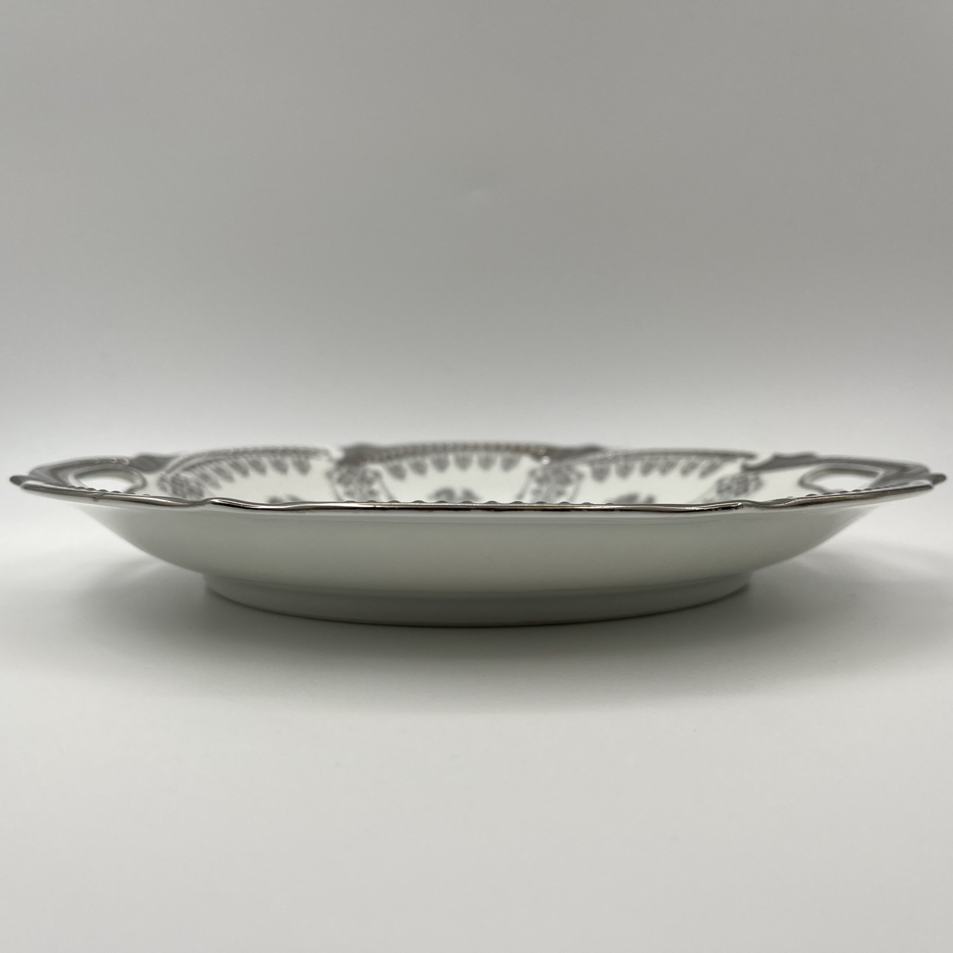 [Подарок на серебряную свадьбу] Блюдо с ручками "Euch sei der Himmel hold Aus Silber werde Gold" ("Да будут к вам милостивы небеса от серебра до золота"), фарфор, серебрение, Königszelt (Кенигзельт), Германия, 1922-1930 гг.