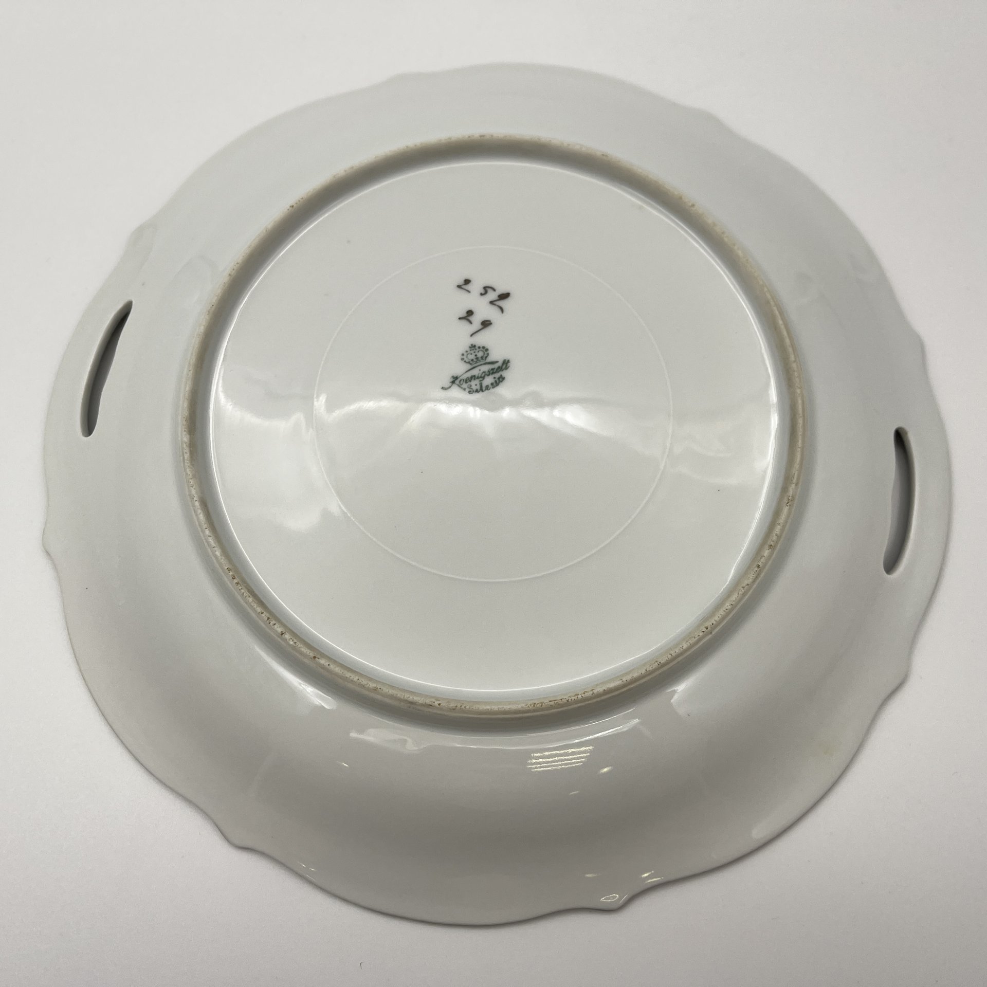 [Подарок на серебряную свадьбу] Блюдо с ручками "Euch sei der Himmel hold Aus Silber werde Gold" ("Да будут к вам милостивы небеса от серебра до золота"), фарфор, серебрение, Königszelt (Кенигзельт), Германия, 1922-1930 гг.