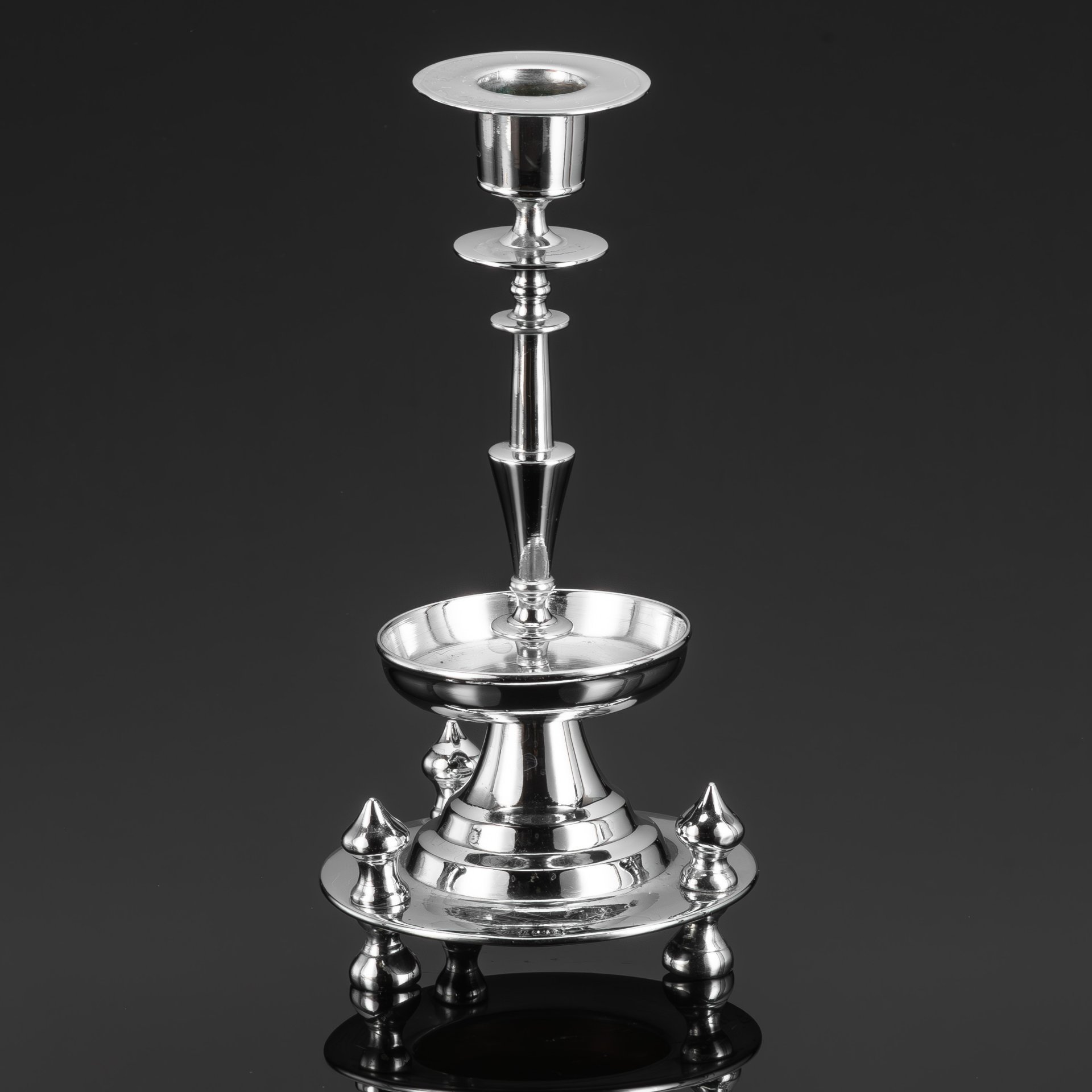 Подсвечник для одной свечи на фигурной двухъярусной подставке с тремя ножками, металл, литье, никелировка, Фабрика Юдина, Российская империя, 1890-1917 гг.