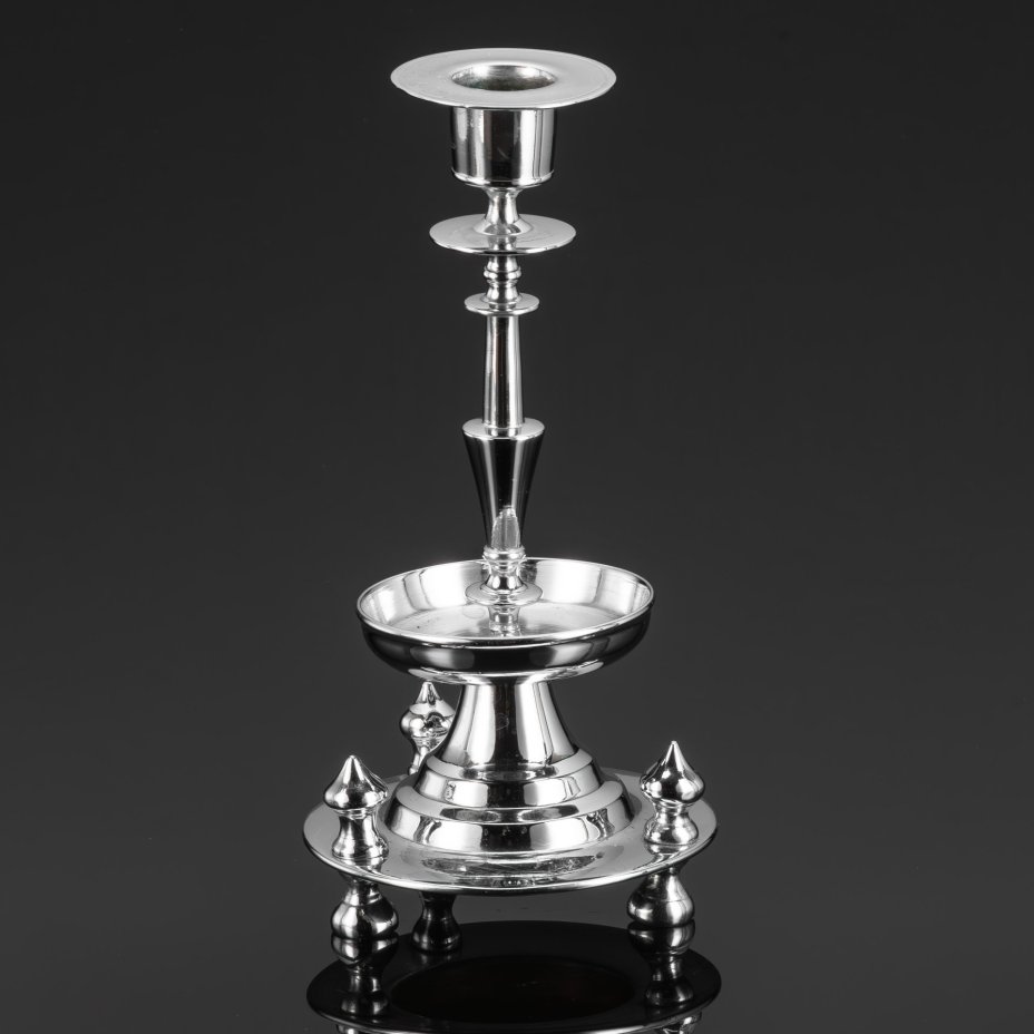 Подсвечник для одной свечи на фигурной двухъярусной подставке с тремя ножками, металл, литье, никелировка, Фабрика Юдина, Российская империя, 1890-1917 гг.