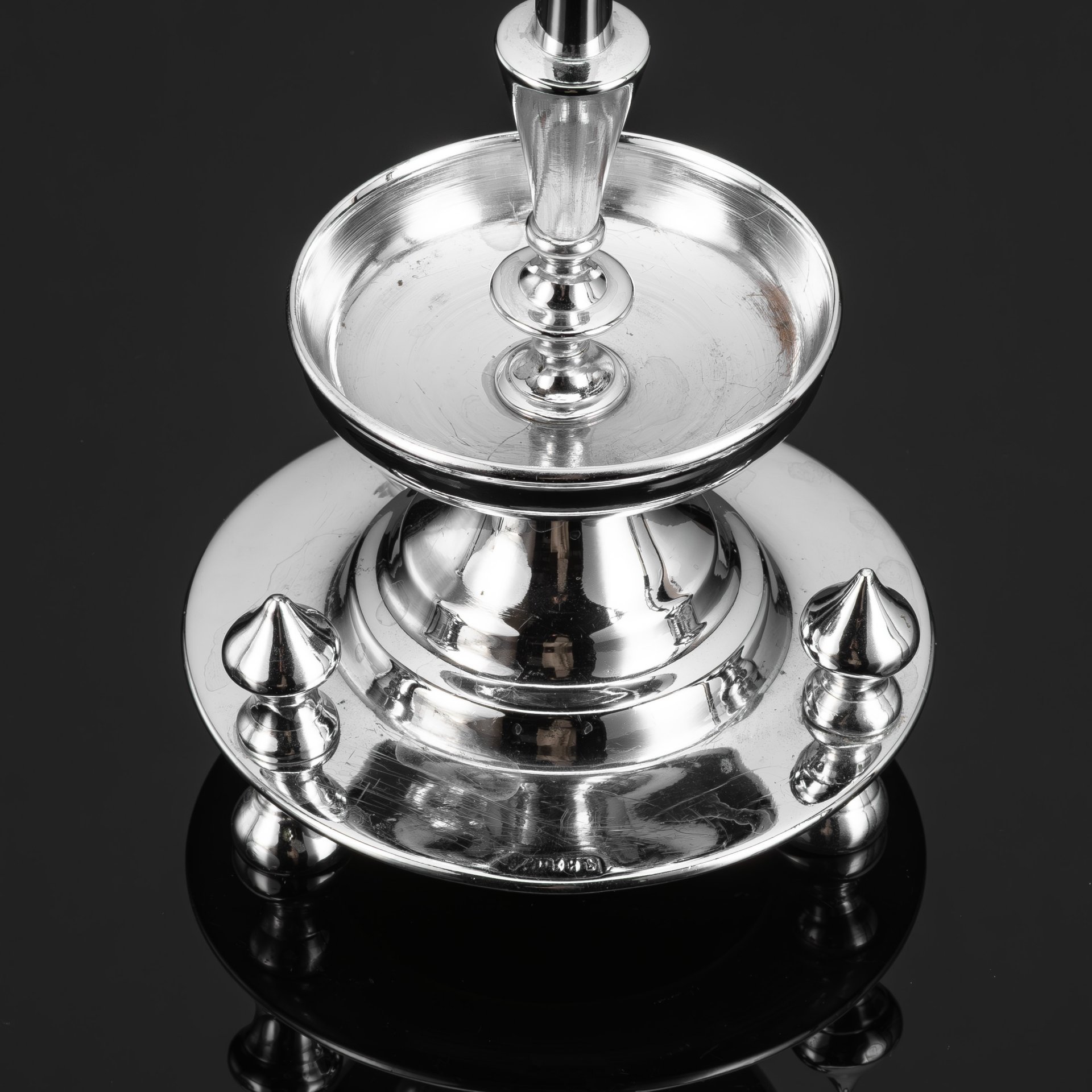 Подсвечник для одной свечи на фигурной двухъярусной подставке с тремя ножками, металл, литье, никелировка, Фабрика Юдина, Российская империя, 1890-1917 гг.