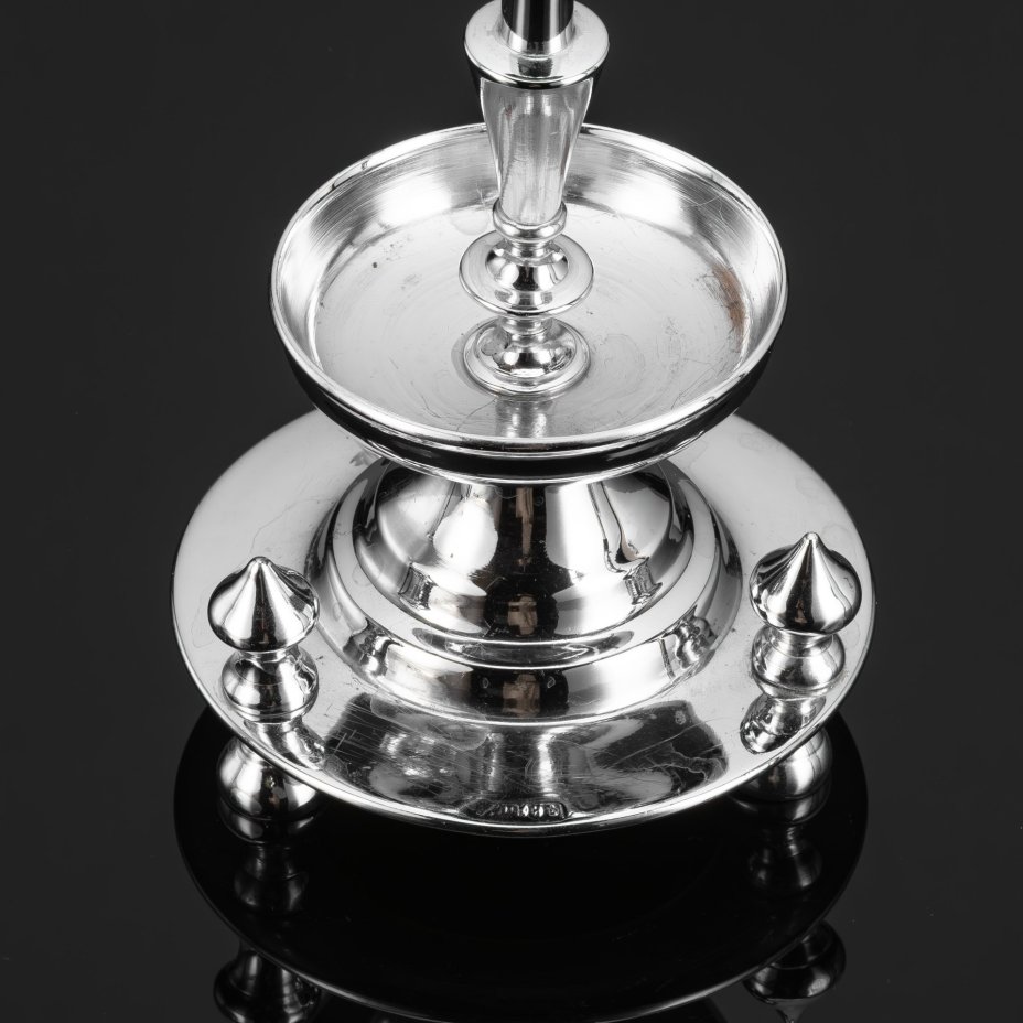 Подсвечник для одной свечи на фигурной двухъярусной подставке с тремя ножками, металл, литье, никелировка, Фабрика Юдина, Российская империя, 1890-1917 гг.