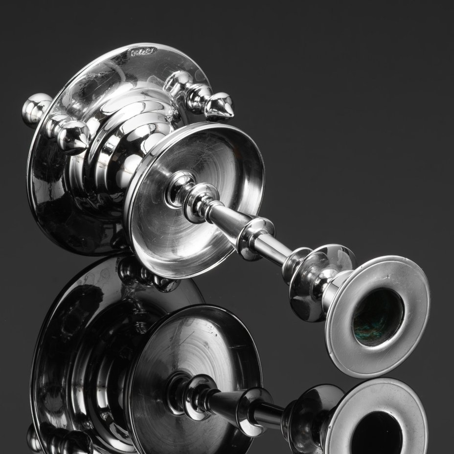 Подсвечник для одной свечи на фигурной двухъярусной подставке с тремя ножками, металл, литье, никелировка, Фабрика Юдина, Российская империя, 1890-1917 гг.