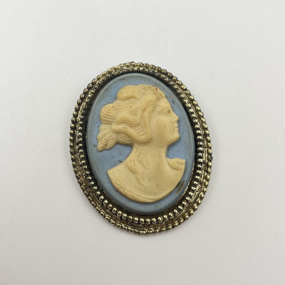 Брошь с женским профилем
