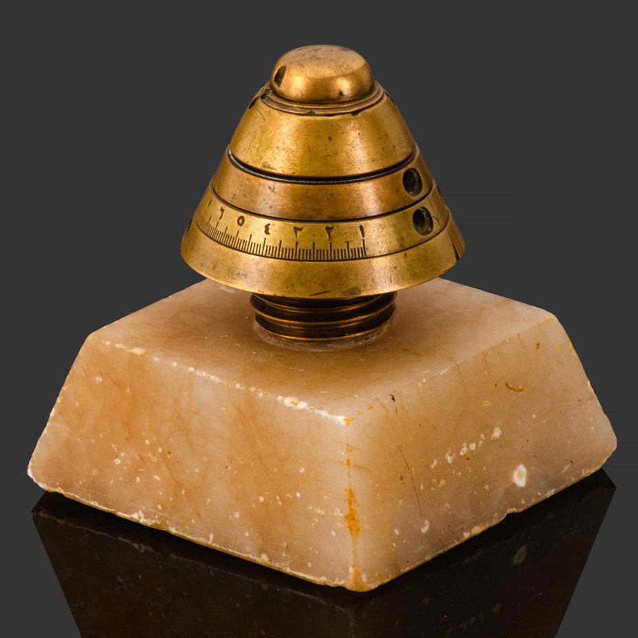 Сувенир настольный (военный), выполненный из головной части дистанционной трубки к шрапнельному снаряду, с обозначениями на арабском языке