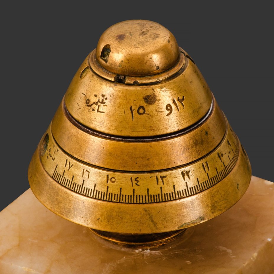 Сувенир настольный (военный), выполненный из головной части дистанционной трубки к шрапнельному снаряду, с обозначениями на арабском языке