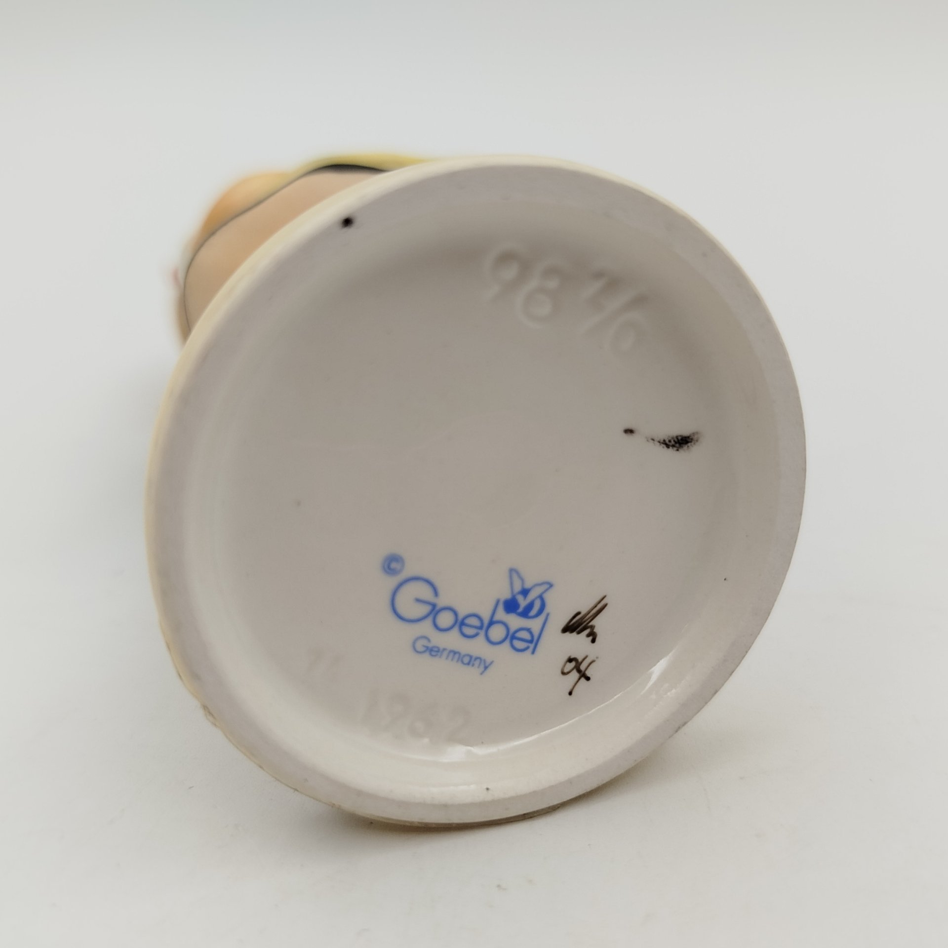 Статуэтка "Сестренка",  M.I. Hummel, фарфор, роспись, Goebel, Германия, 2000-2010 гг., Goebel