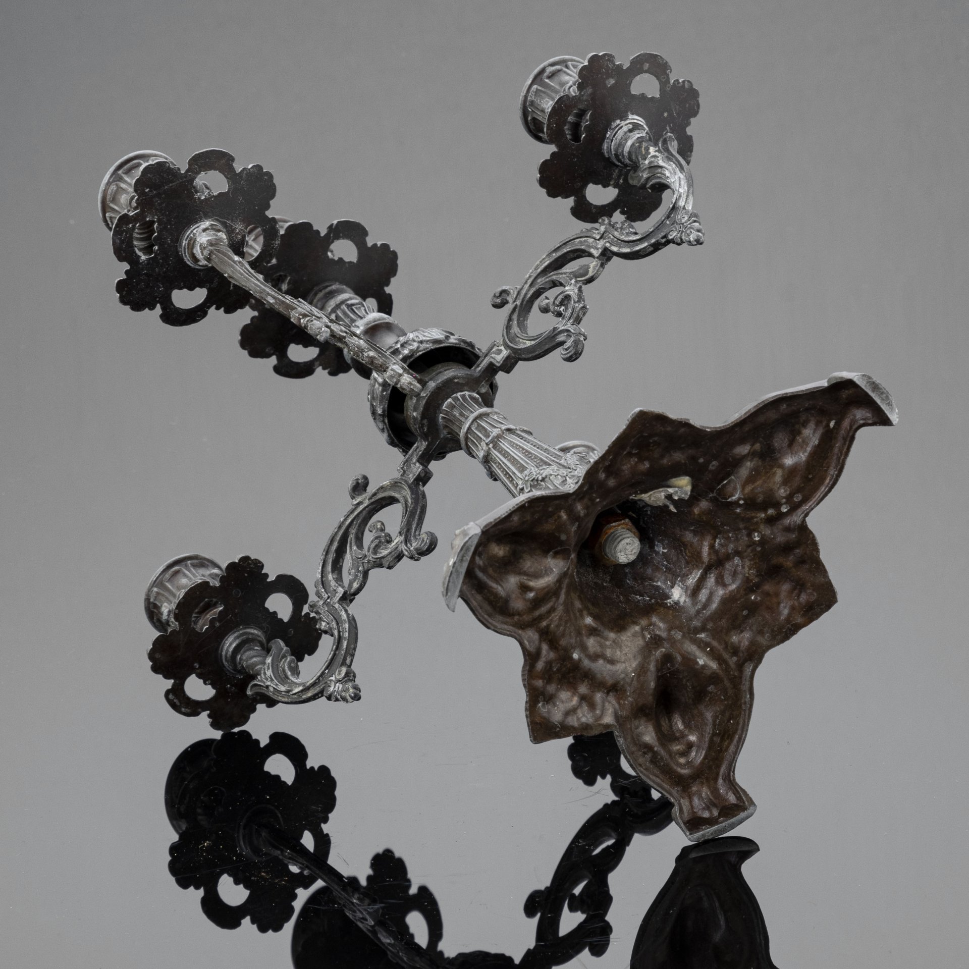 Канделябр на пять свечей с рельефным цветочно-растительным декором и ажурными элементами